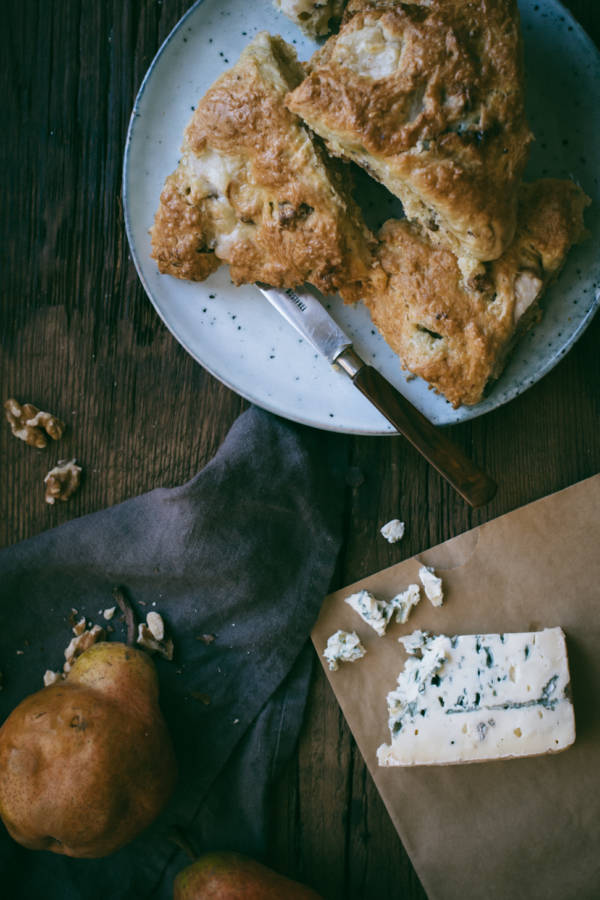 c-Solene-Roussel_Scones-Epeautre-Bleu-Poires-1-600x900.jpg